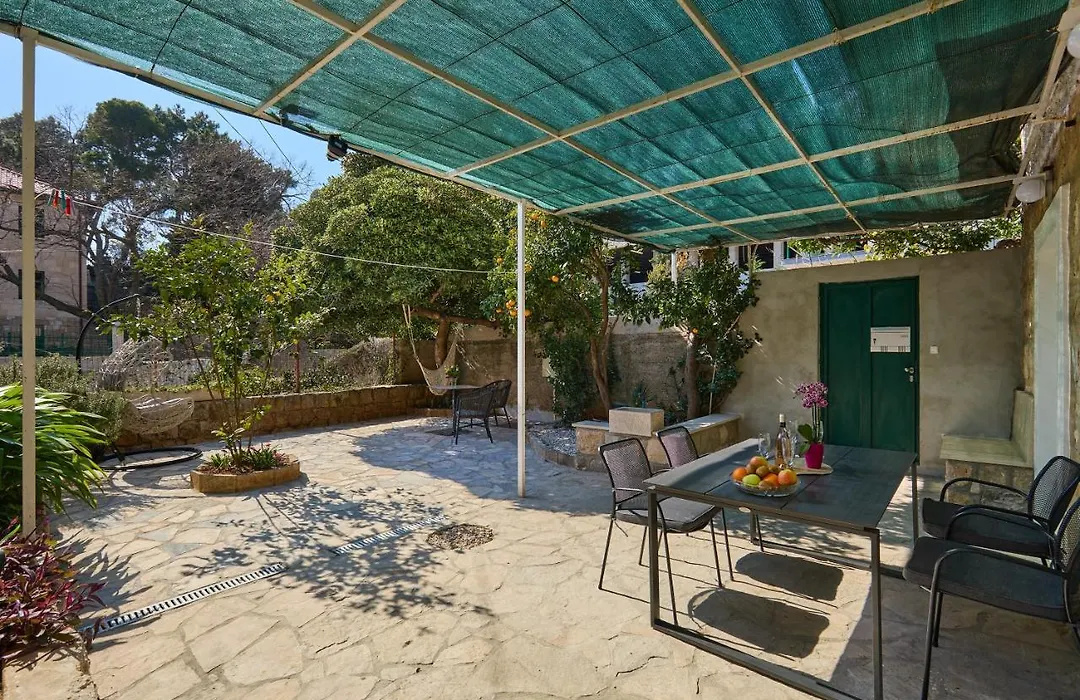 Barbara's Garden Apartment *